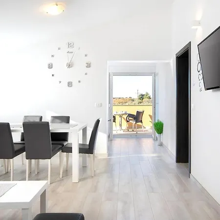 With 4 Bedrooms In With Private Pool Enclosed Garden And Wifi *