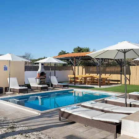 With 4 Bedrooms In With Private Pool Enclosed Garden And Wifi Βίλα
