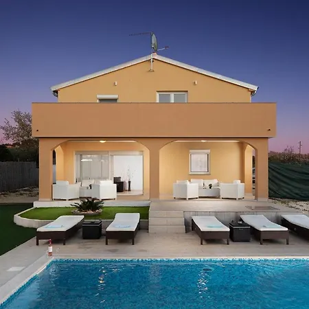 With 4 Bedrooms In With Private Pool Enclosed Garden And Wifi