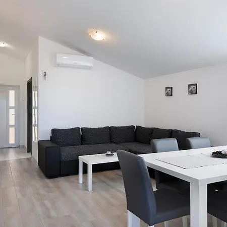 With 4 Bedrooms In With Private Pool Enclosed Garden And Wifi *