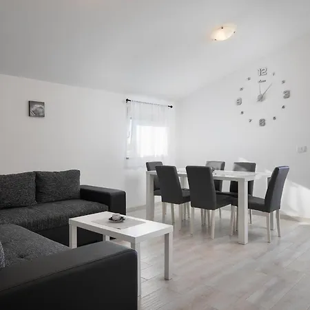With 4 Bedrooms In With Private Pool Enclosed Garden And Wifi Βίλα