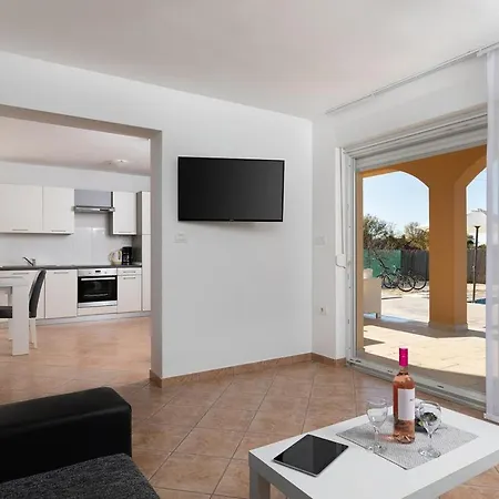 With 4 Bedrooms In With Private Pool Enclosed Garden And Wifi * Μεντουλίν
